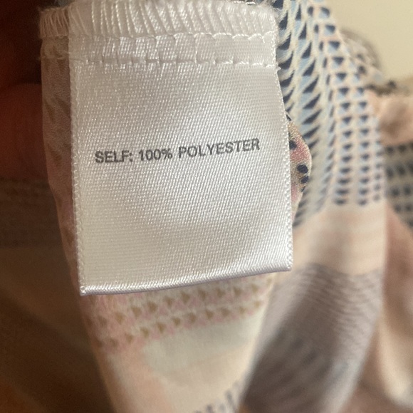 ❤️NWOT.  Rose+Olive lightweight and flowing abstract design blouse.  Size: 1X. - Picture 10 of 10